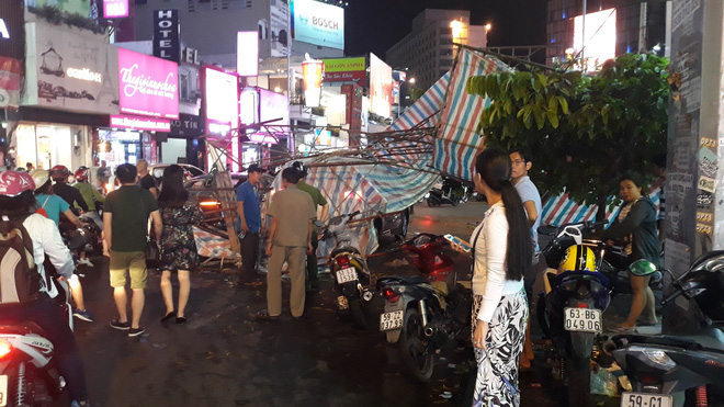 Giàn giáo đổ sập, đè bẹp 2 ô tô, nhiều người thoát chết trong gang tấc